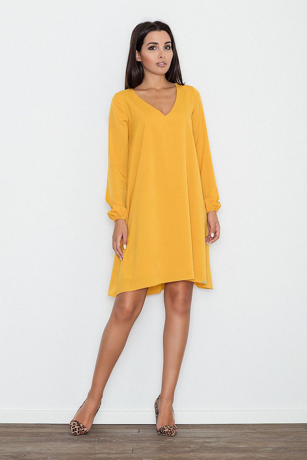 Loose-Fit Dress with Pointed Neckline – Flattering & Delicate