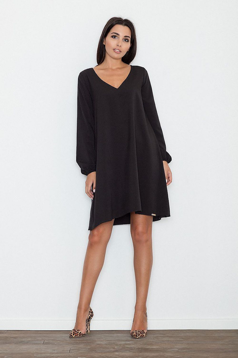 Loose-Fit Dress with Pointed Neckline – Flattering & Delicate