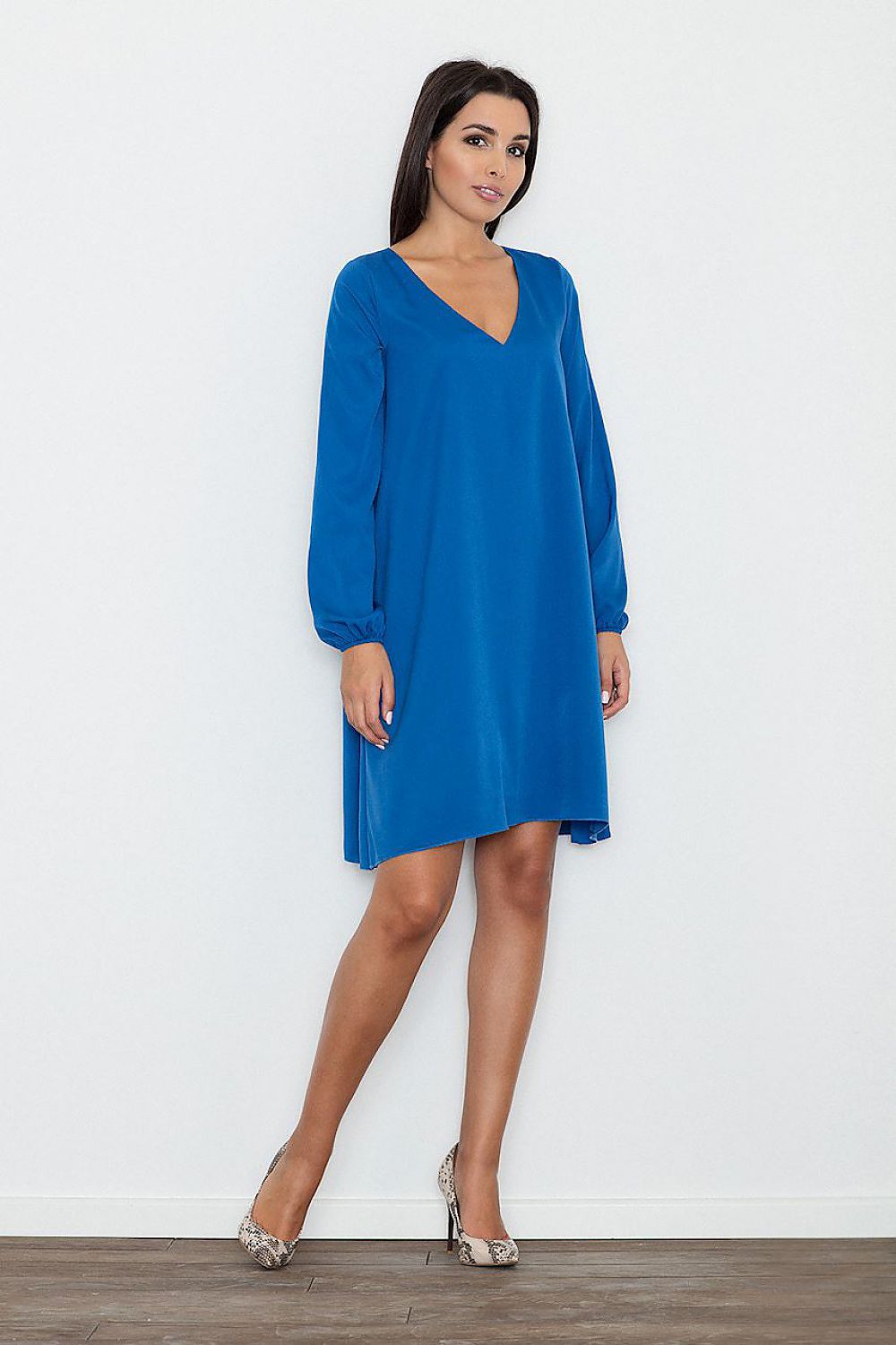 Loose-Fit Dress with Pointed Neckline – Flattering & Delicate