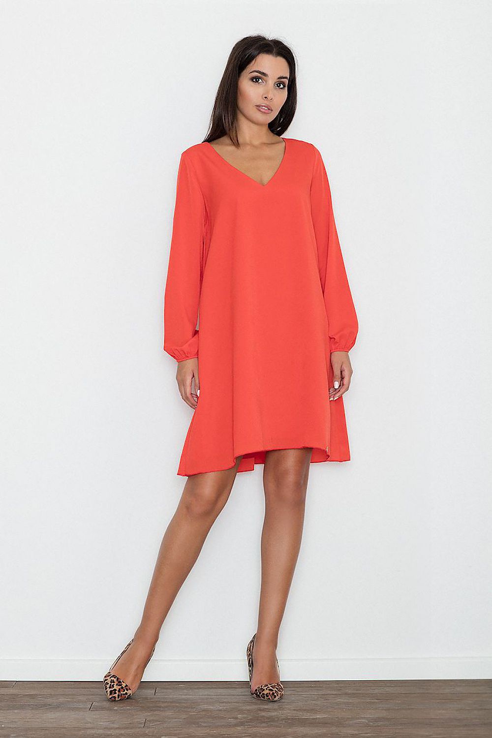 Loose-Fit Dress with Pointed Neckline – Flattering & Delicate