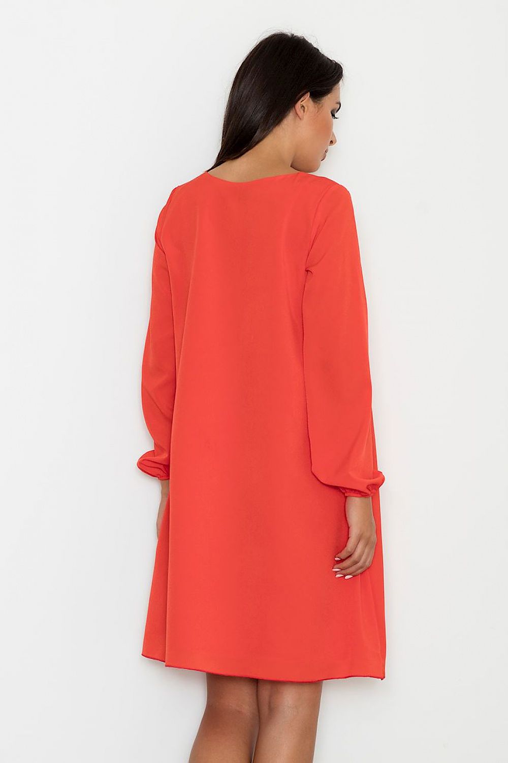 Loose-Fit Dress with Pointed Neckline – Flattering & Delicate