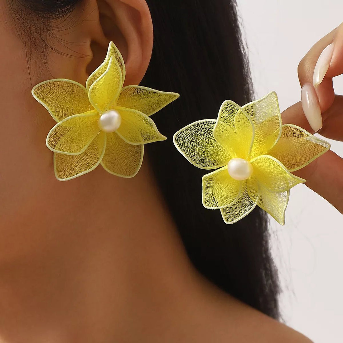 Flower Pearl Stud Earrings - 