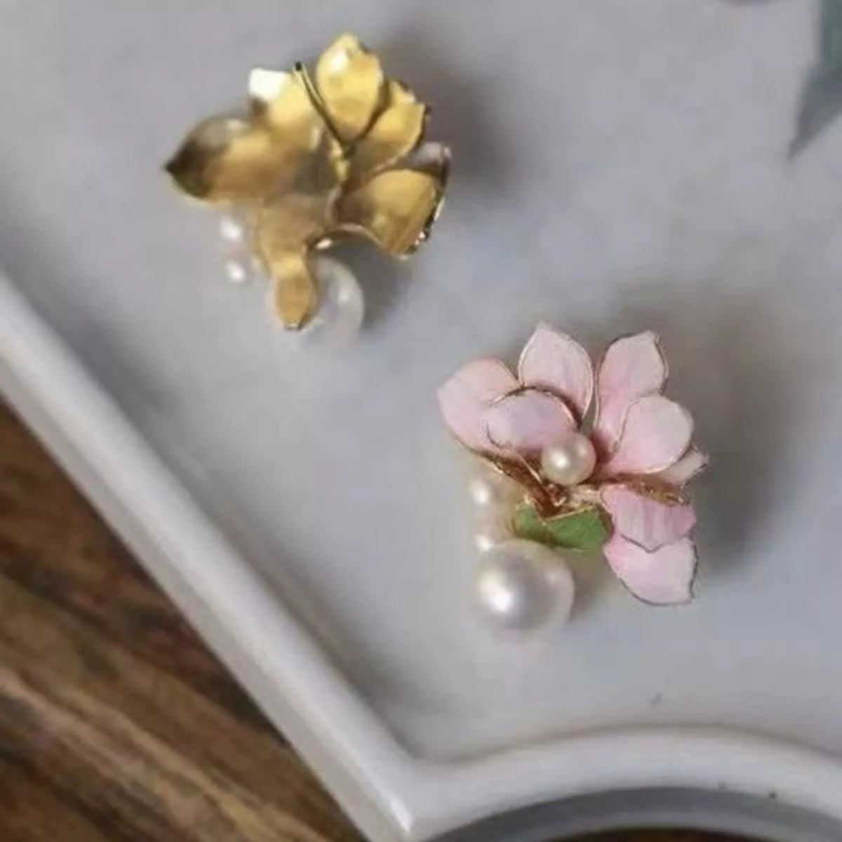 Flower Pearl Stud Earrings - Gold Plated - 