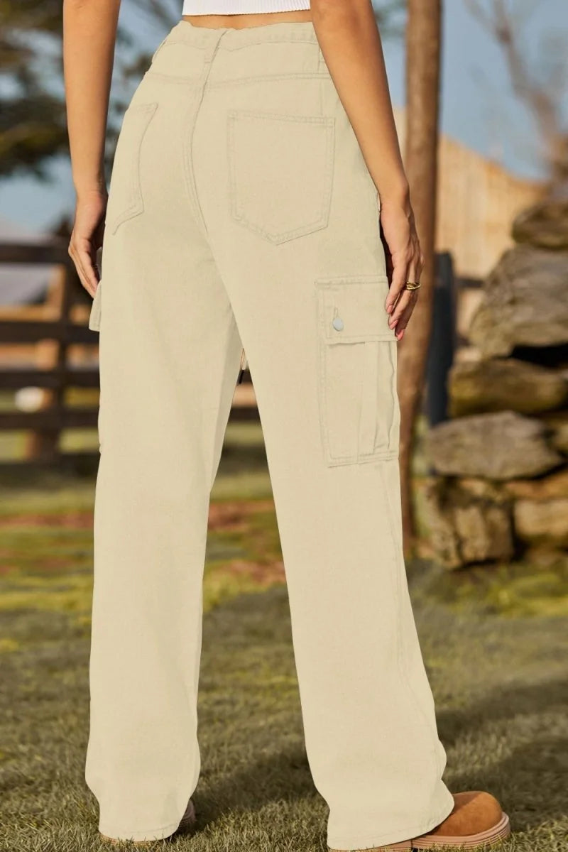 Beige cargo pants with a regular fit, detailed with large front pockets and a button closure.