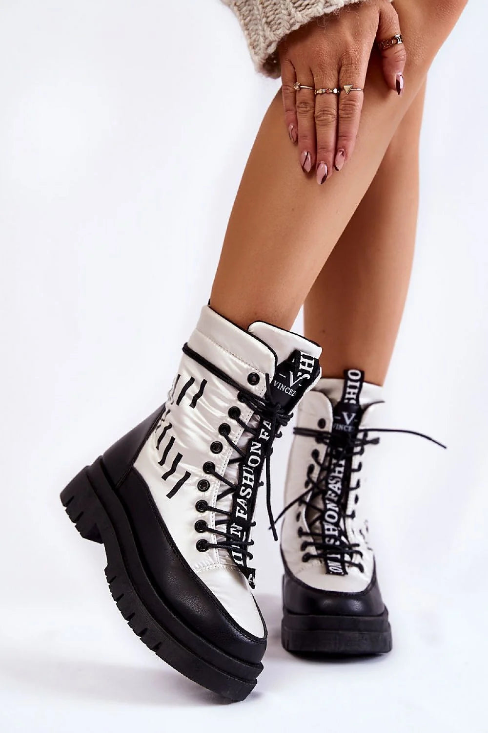 Grey women's snow boots with fur lining