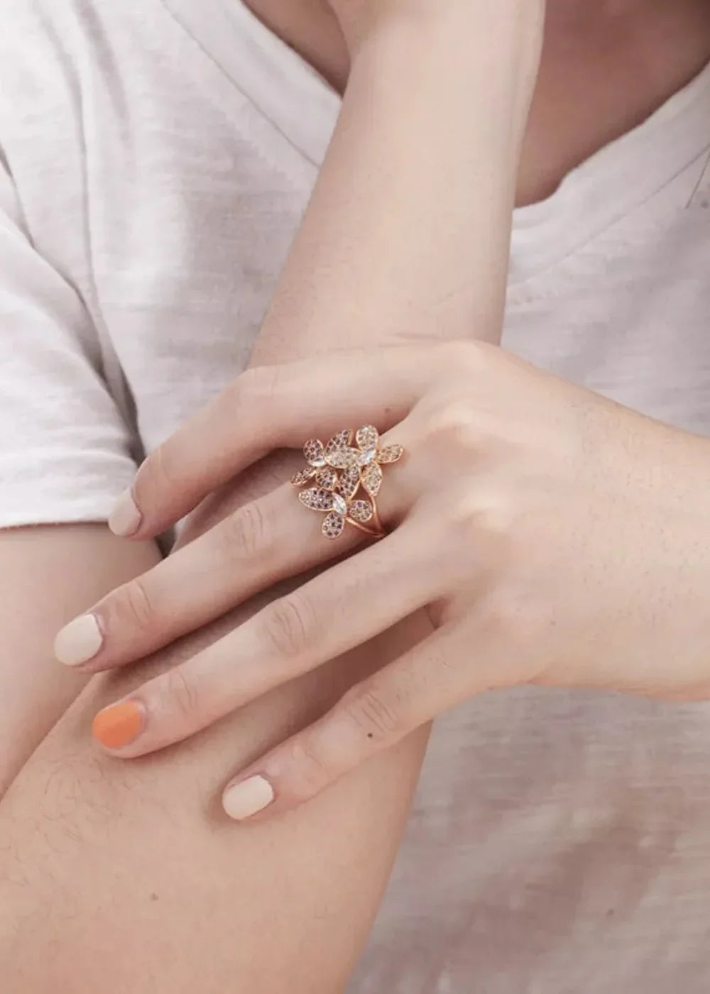 Gold-plated copper ring with rhinestones and zircon flower design