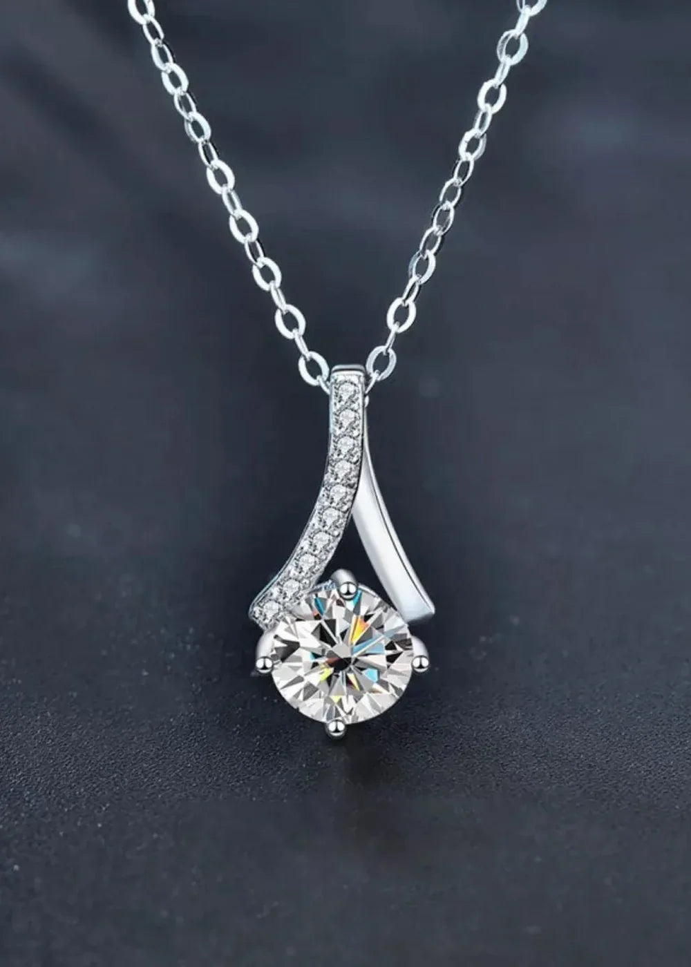 Silver necklace with a 1 carat moissanite pendant
