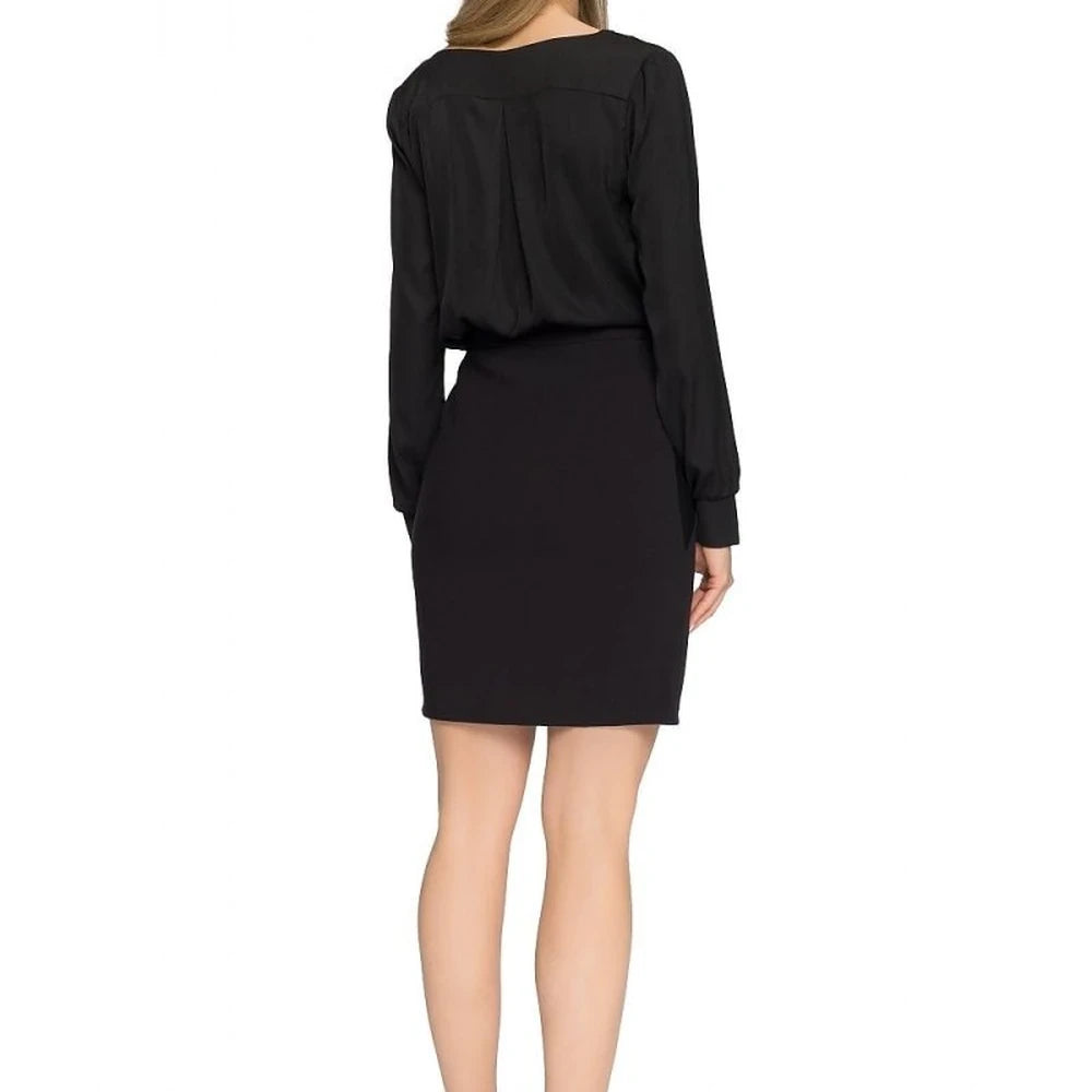 Elegant Women's Blouse with Flattering Neckline
