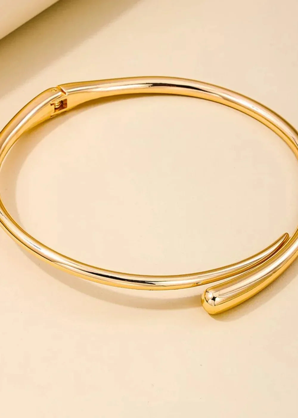 Close-up of the gold chain necklace