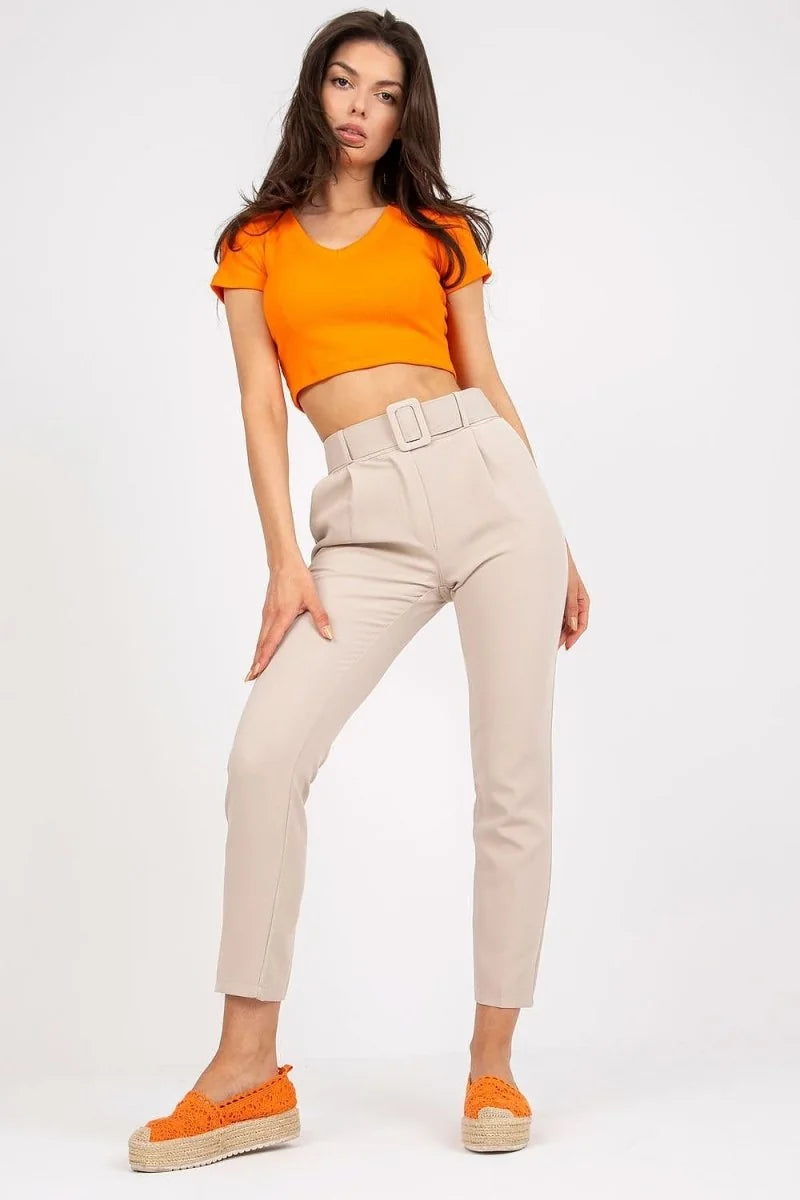 Light beige high-waisted pants with a matching belt and a regular fit, shown on a model.