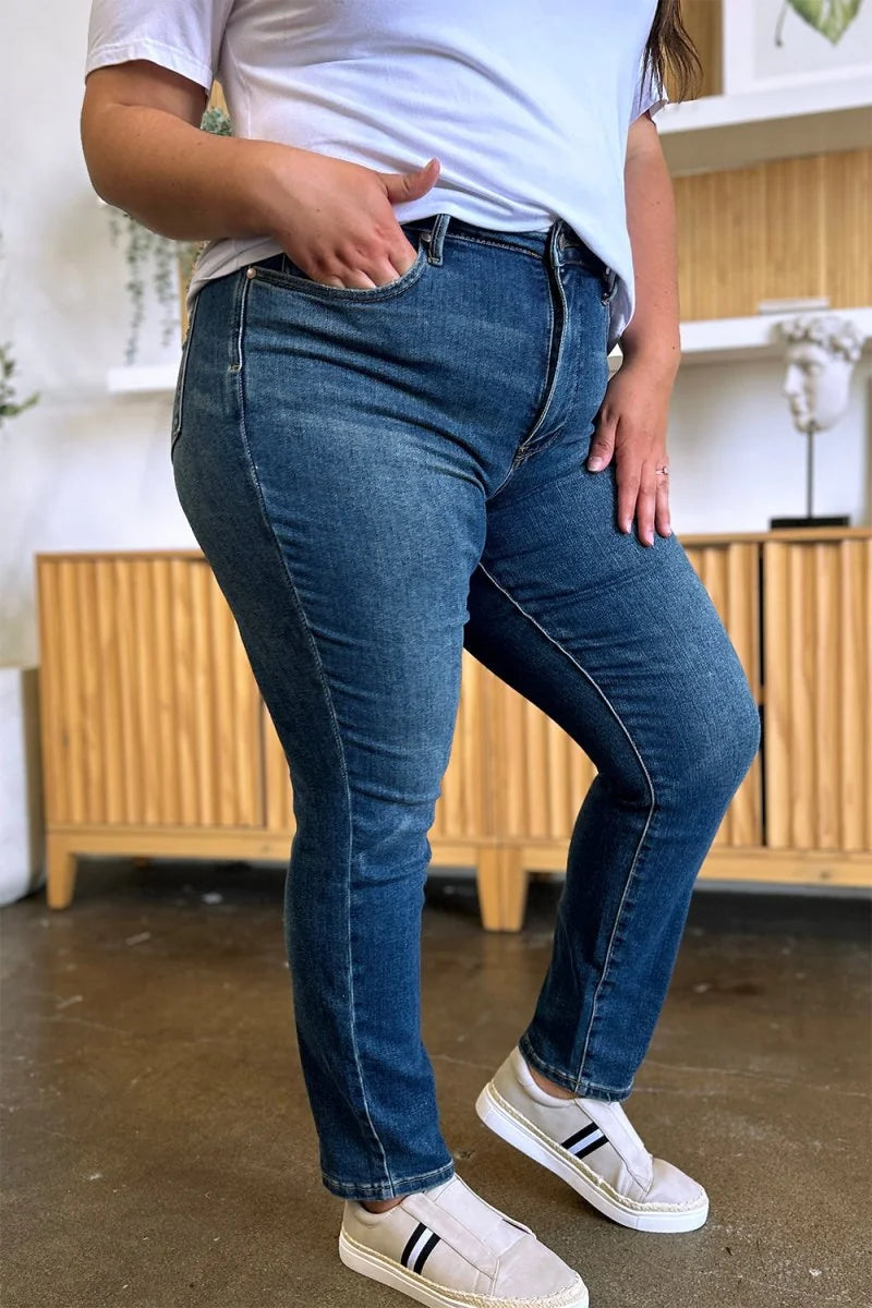 Model wearing Judy Blue tummy control slim jeans