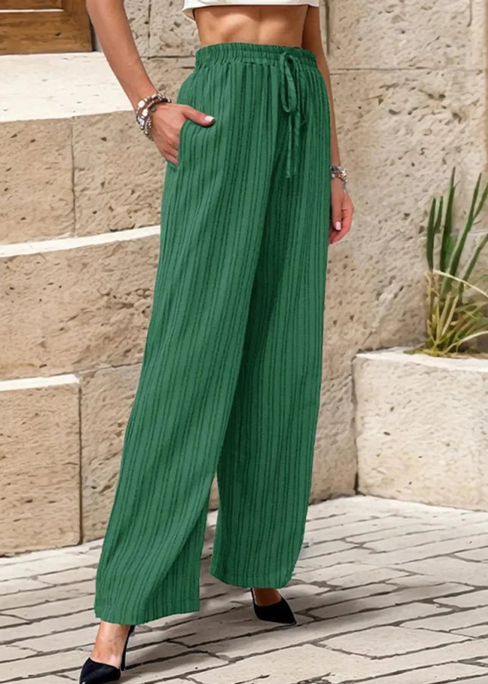 Black pleated textured elastic straight pants