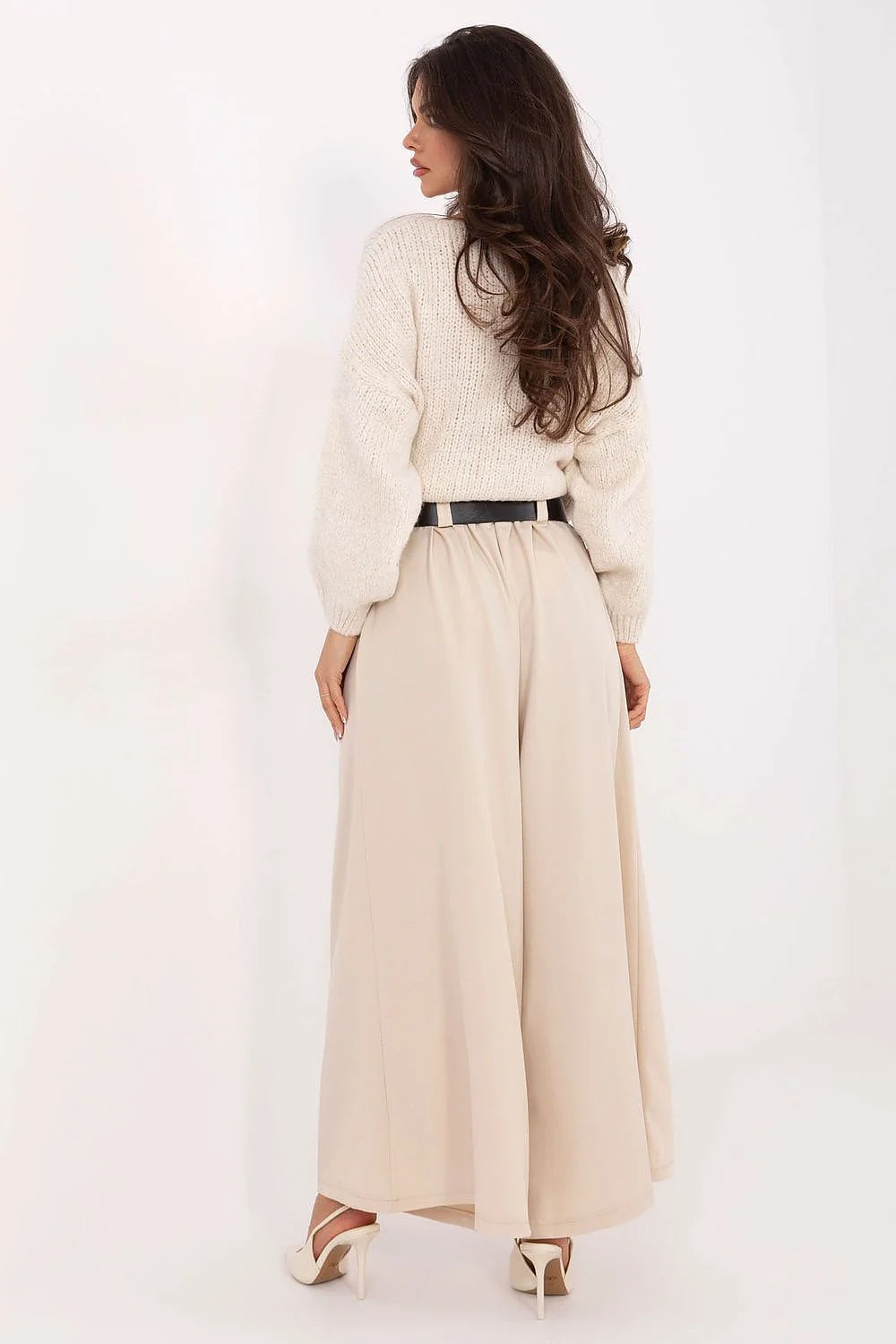Cream oversized sweater and beige wide-leg pants on a model, showing high waist with elastic and white heels.