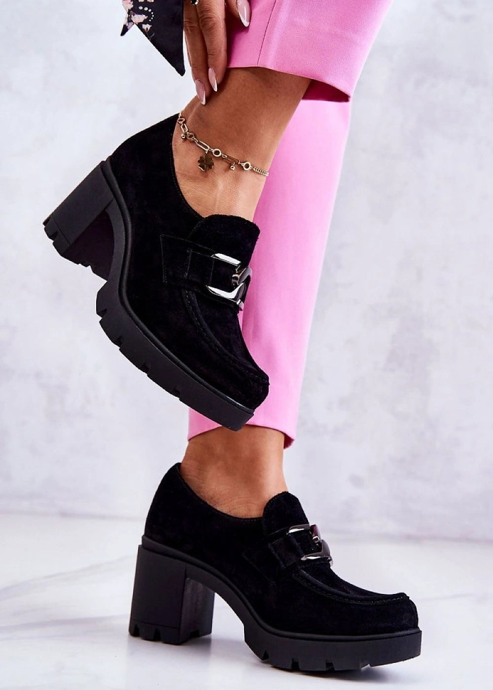 Fitted suede leather low heels