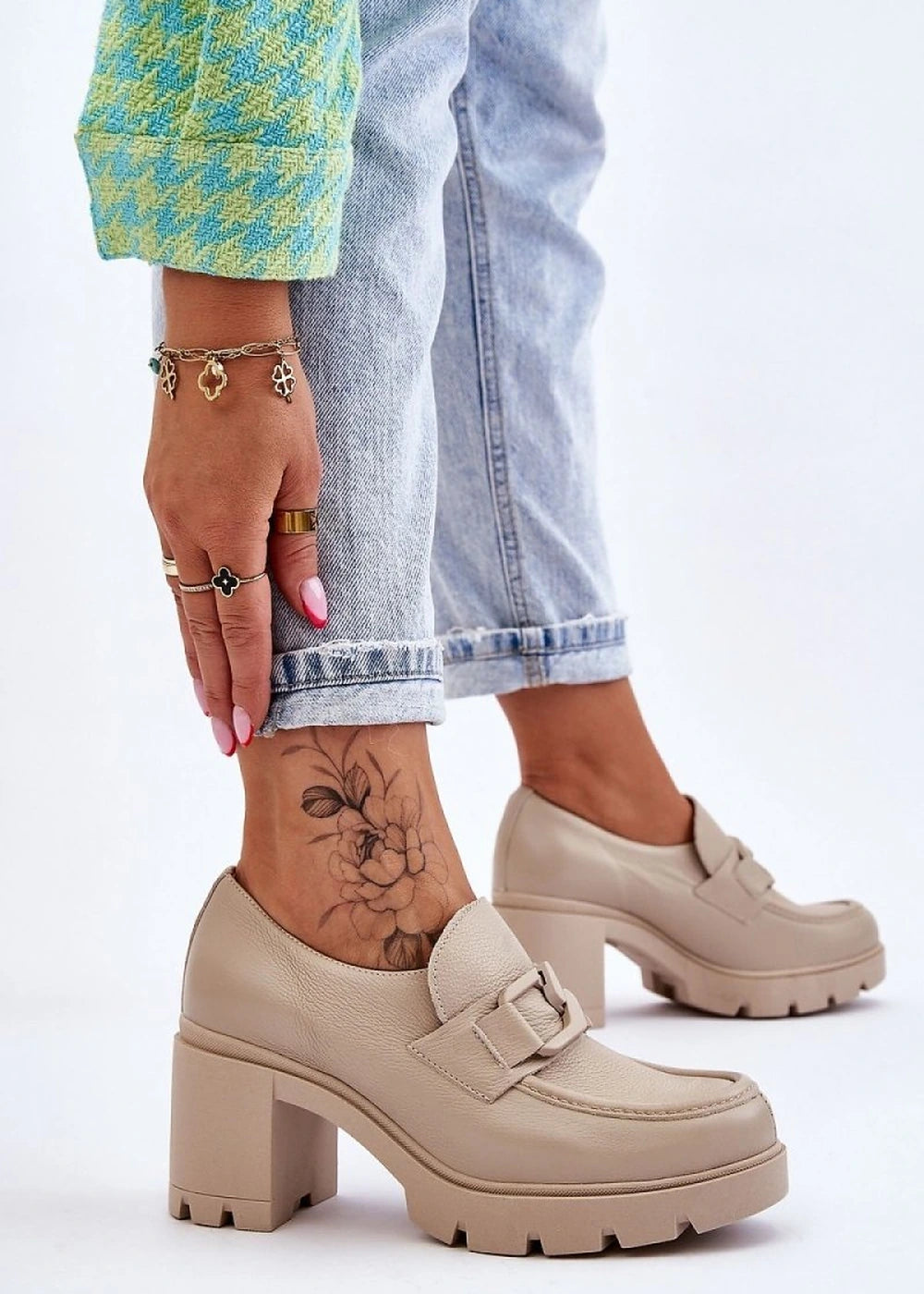 Fitted suede leather low heels