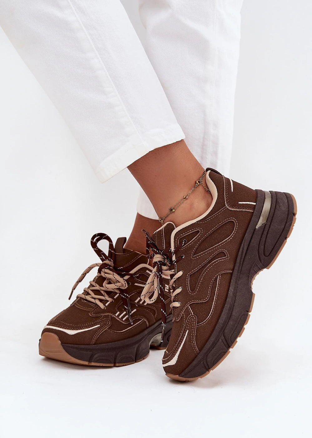 Sport shoes made with eco leather