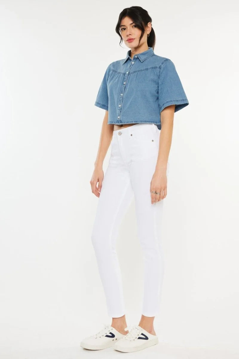 White skinny jeans on a model, showcasing a slim fit and clean fabric texture.