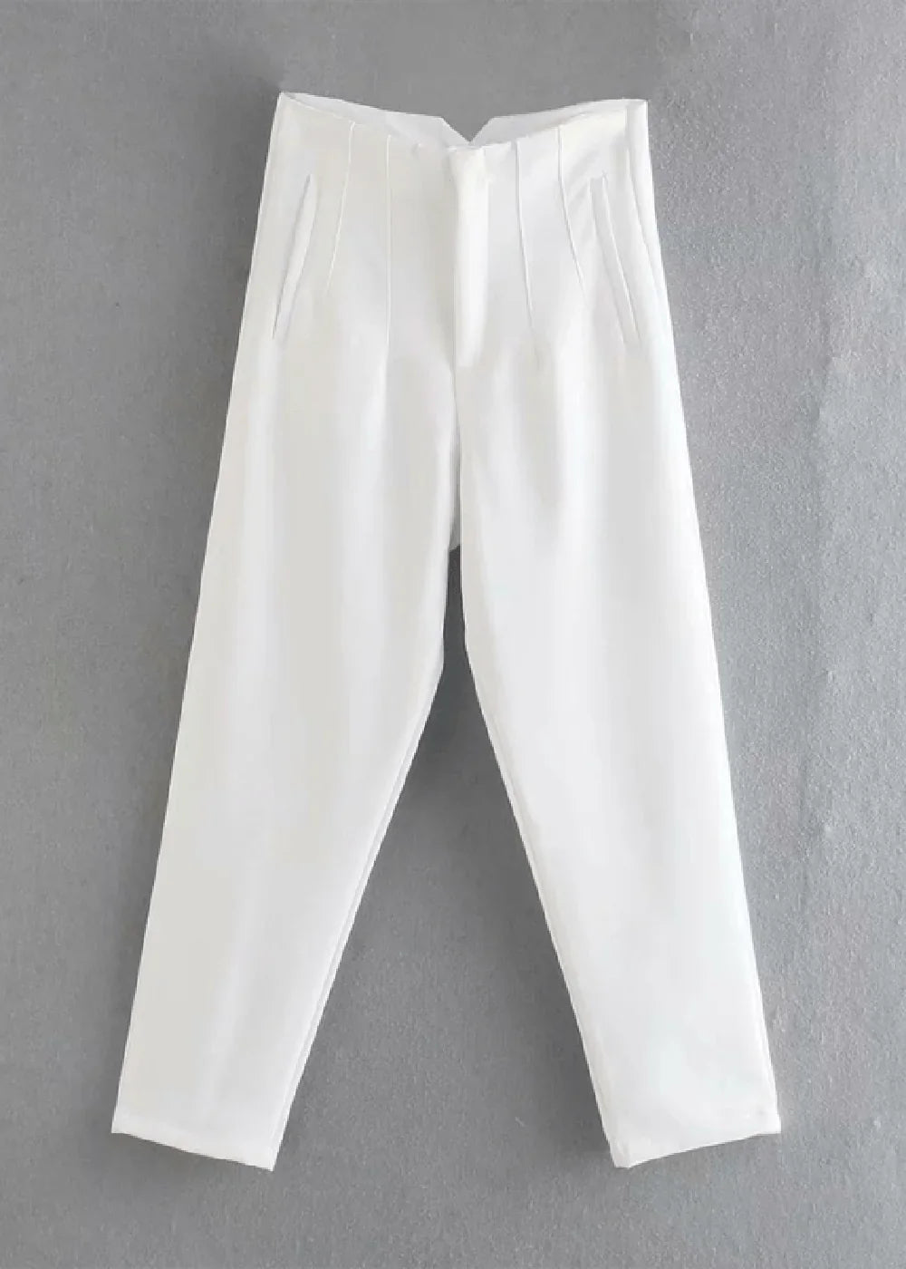 White high-waisted trousers with pleats and side pockets, full length.