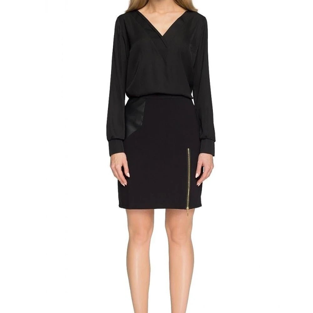 Elegant Women's Blouse with Flattering Neckline