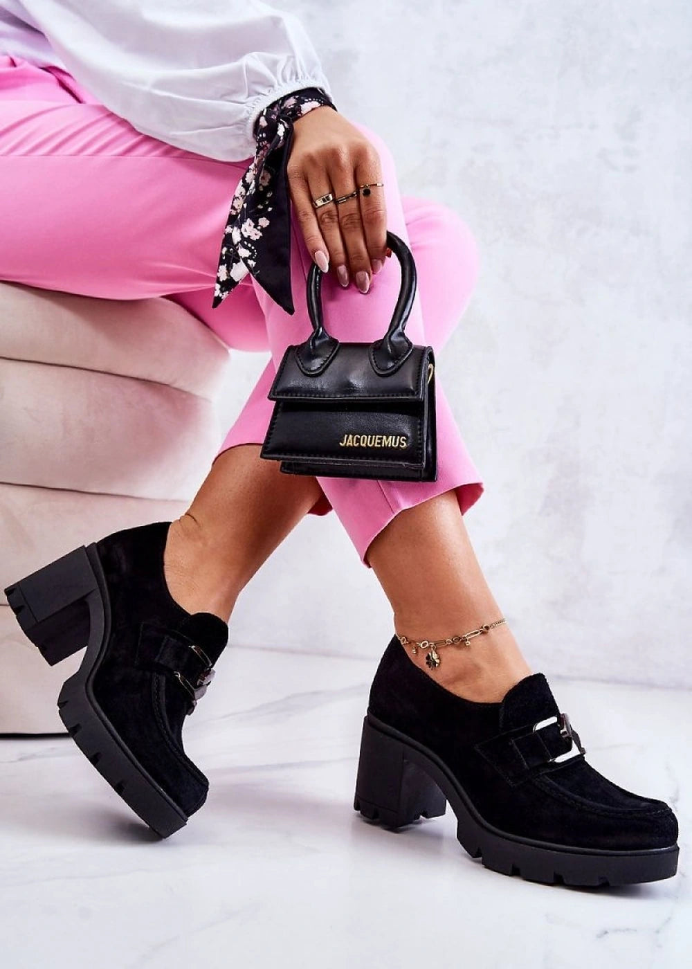 Fitted suede leather low heels