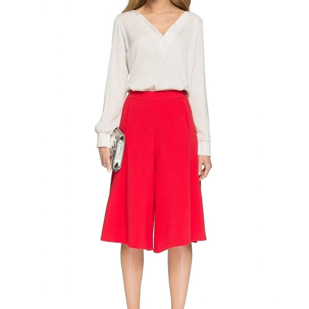 Elegant Women's Blouse with Flattering Neckline