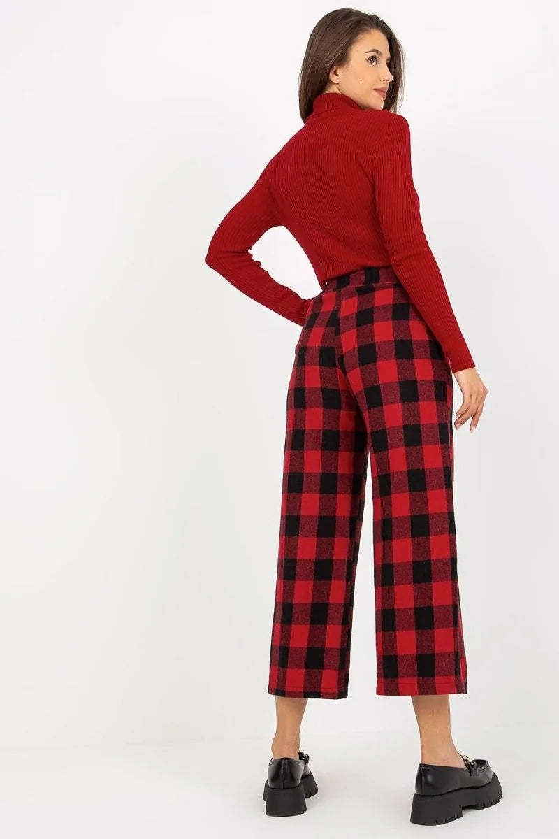 Red and black checkered wide-leg culottes with a regular fit, shown on a model.