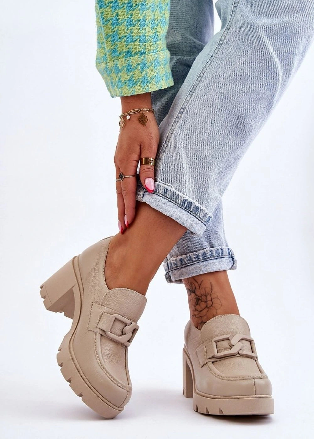 Fitted suede leather low heels
