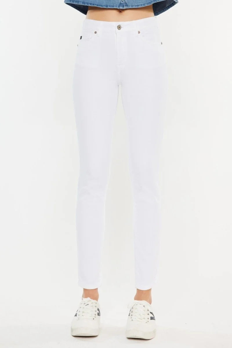 White denim jeans with a regular fit, detailed with pockets and a button closure, on a model.