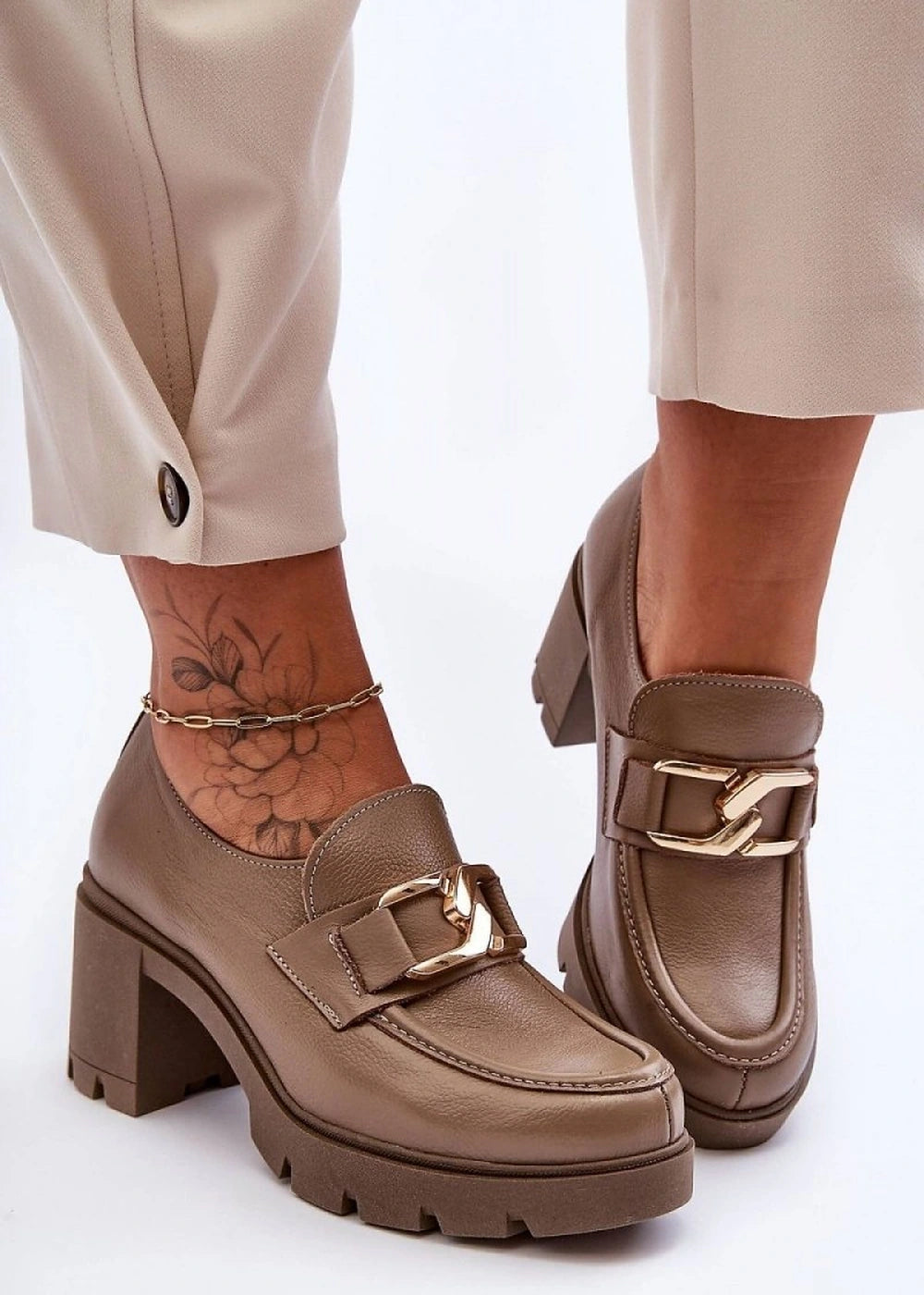 Fitted suede leather low heels