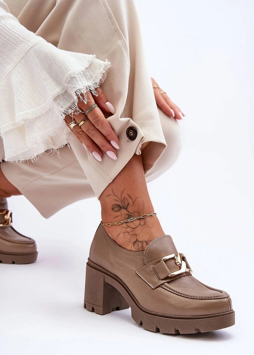 Fitted suede leather low heels