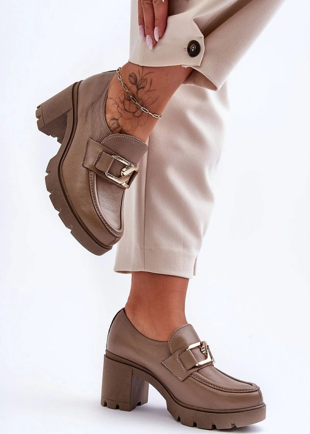 Fitted suede leather low heels