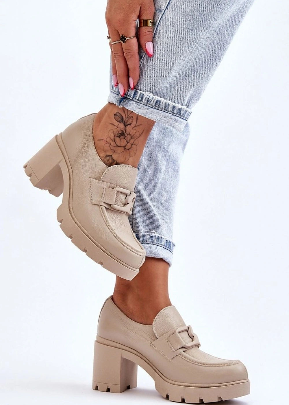 Fitted suede leather low heels